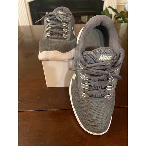 Nike Synthetic Running Shoes Rubber Mesh Gray Women's 885420-004 Size 7W - Picture 1 of 11